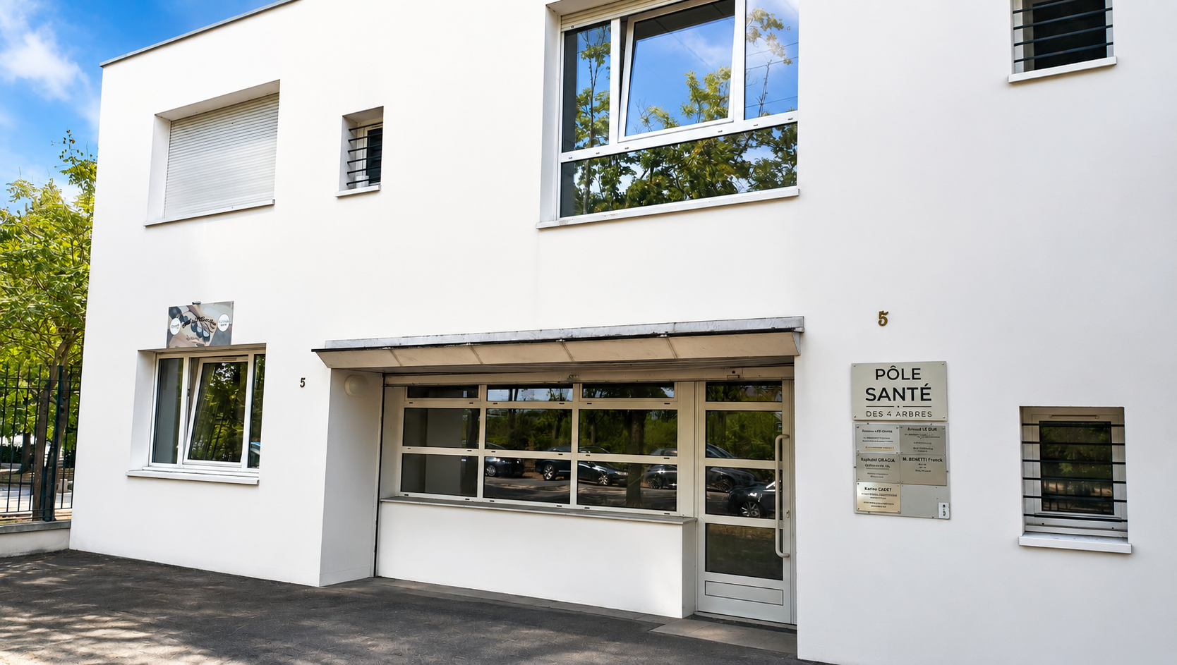 Façade du Pôle Santé des 4 Arbres à Élancourt