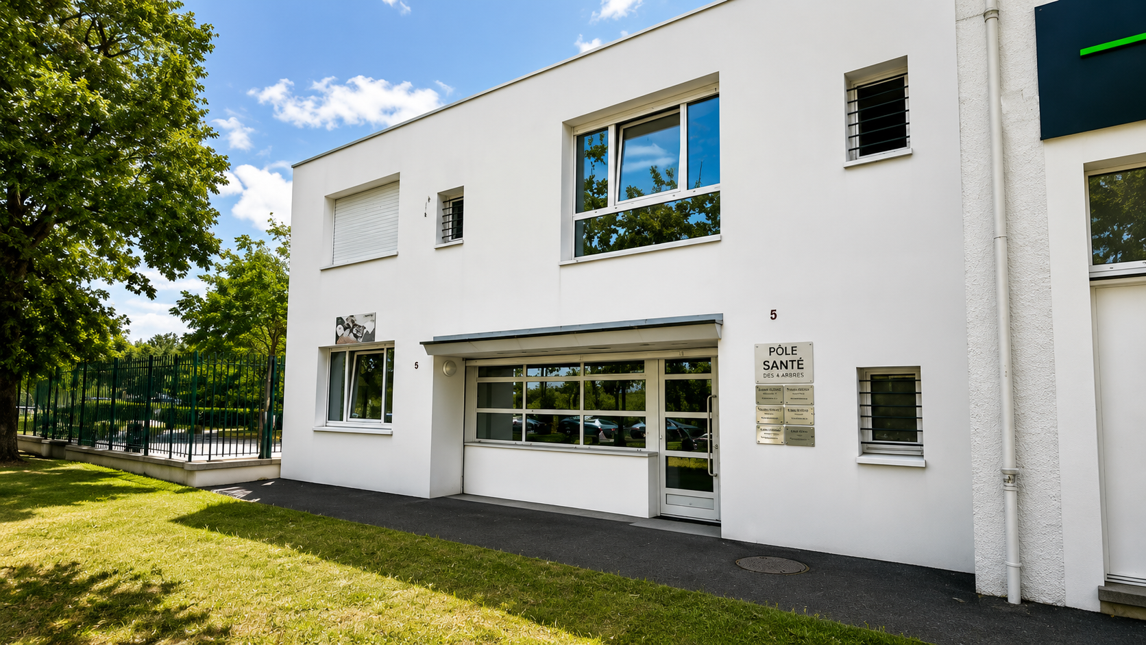 Façade vue large du Pôle Santé des 4 Arbres à Élancourt