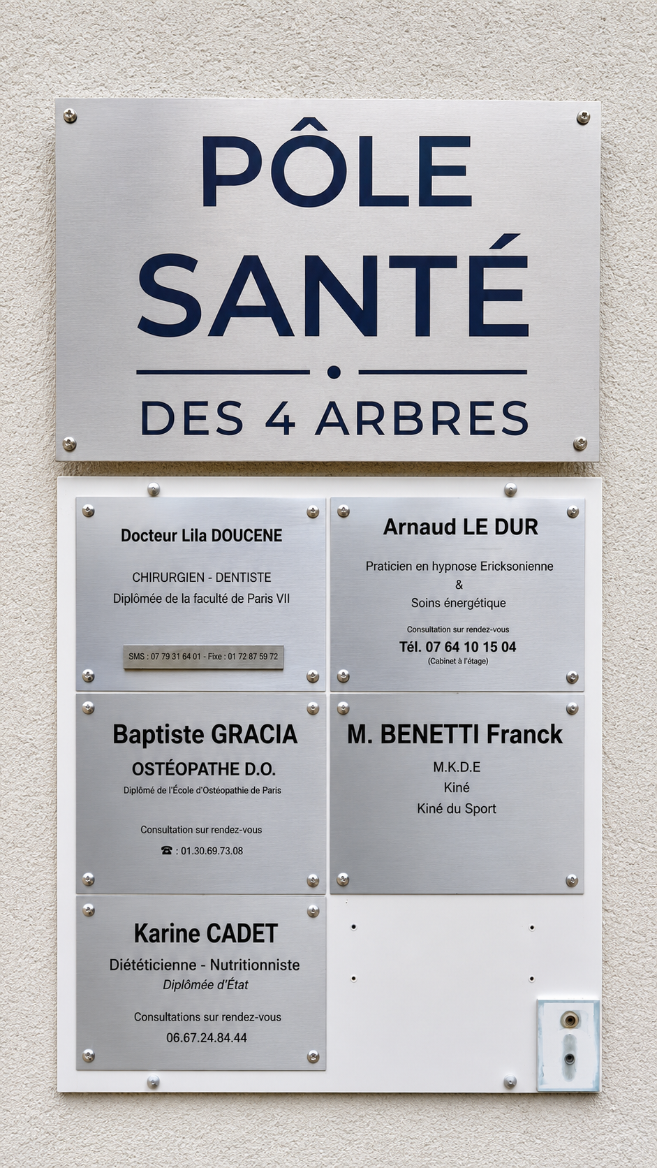 Plaques des professionnels du Pôle Santé des 4 Arbres à Élancourt